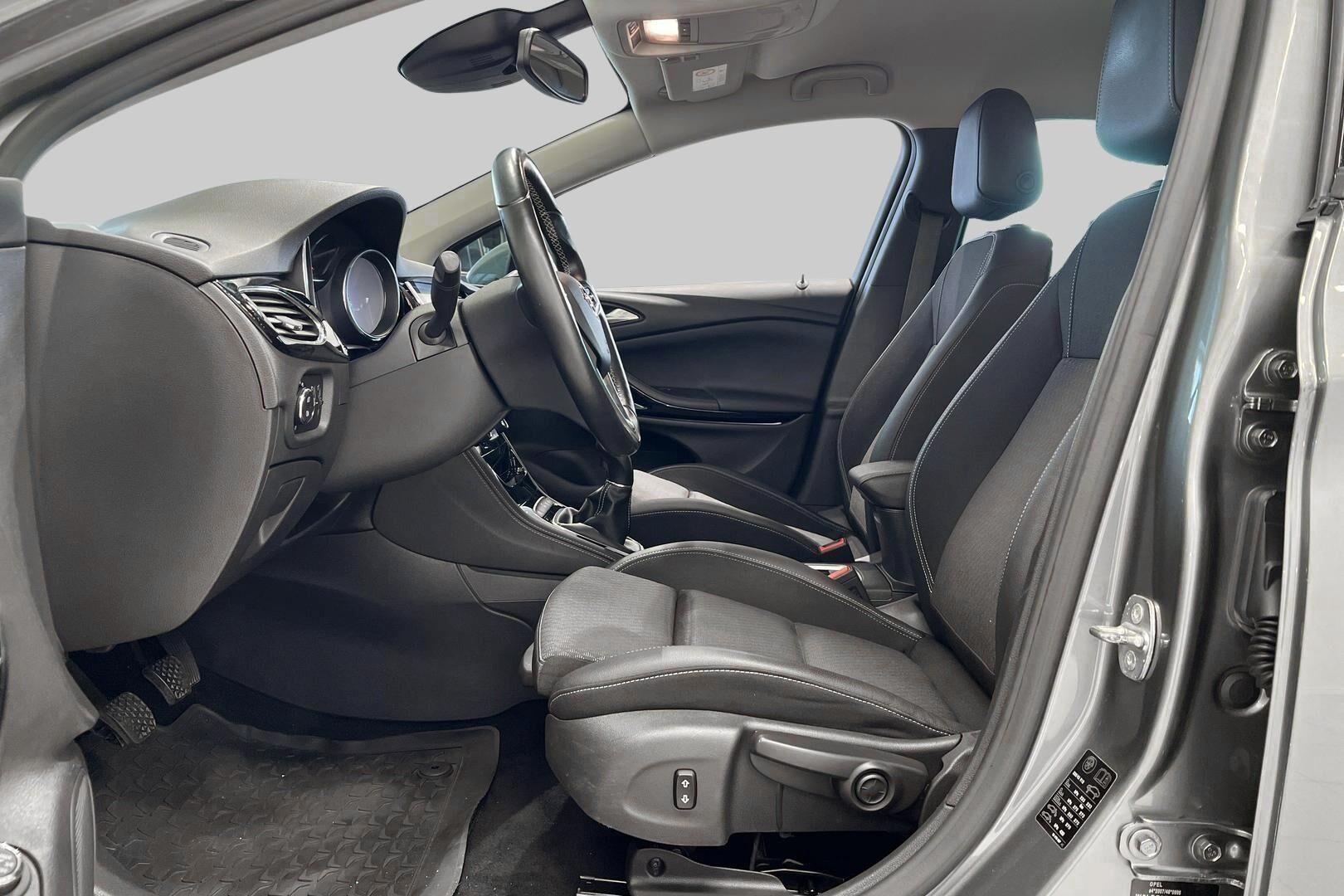 Opel Astra iso kuva 9