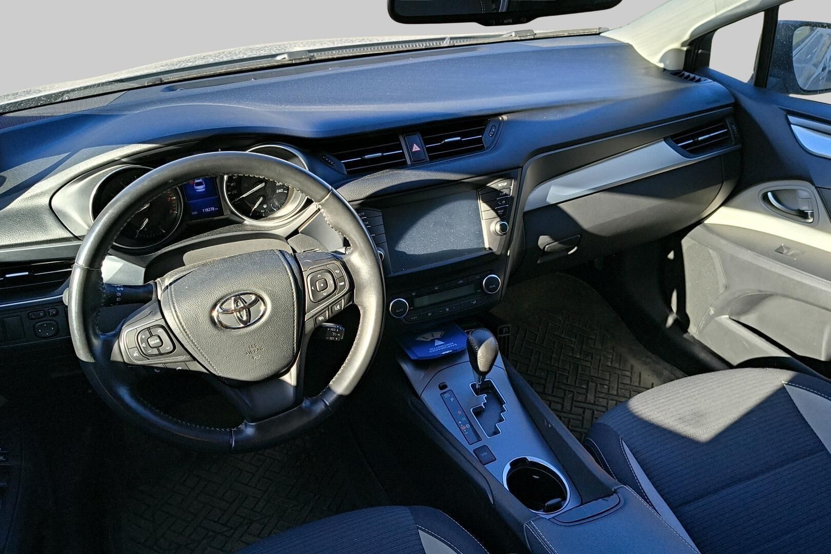 Toyota Avensis iso kuva 1