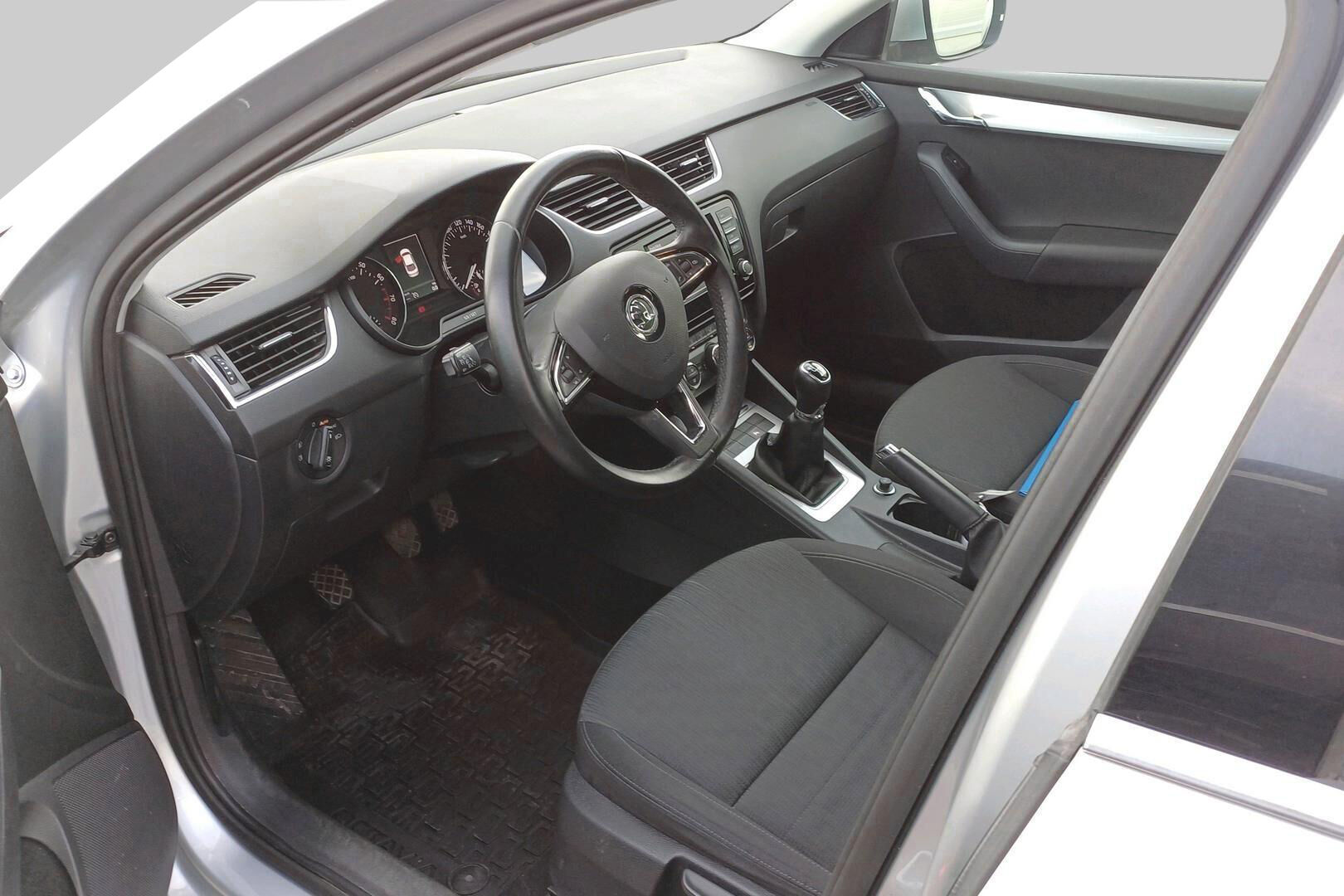 Skoda Octavia iso kuva 2