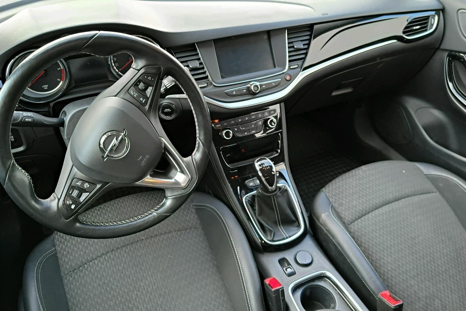 Opel Astra iso kuva 2