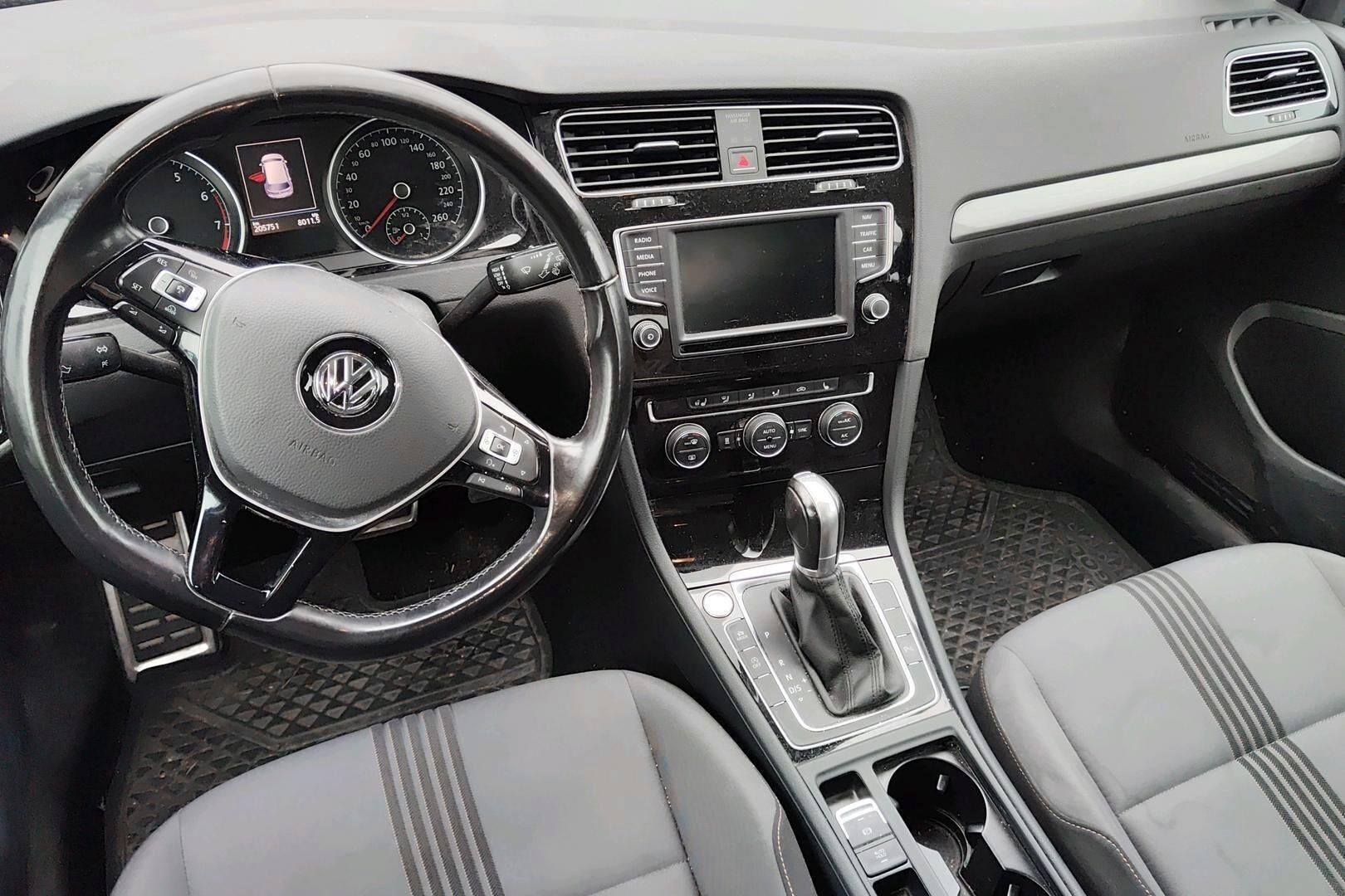 Volkswagen Golf iso kuva 1