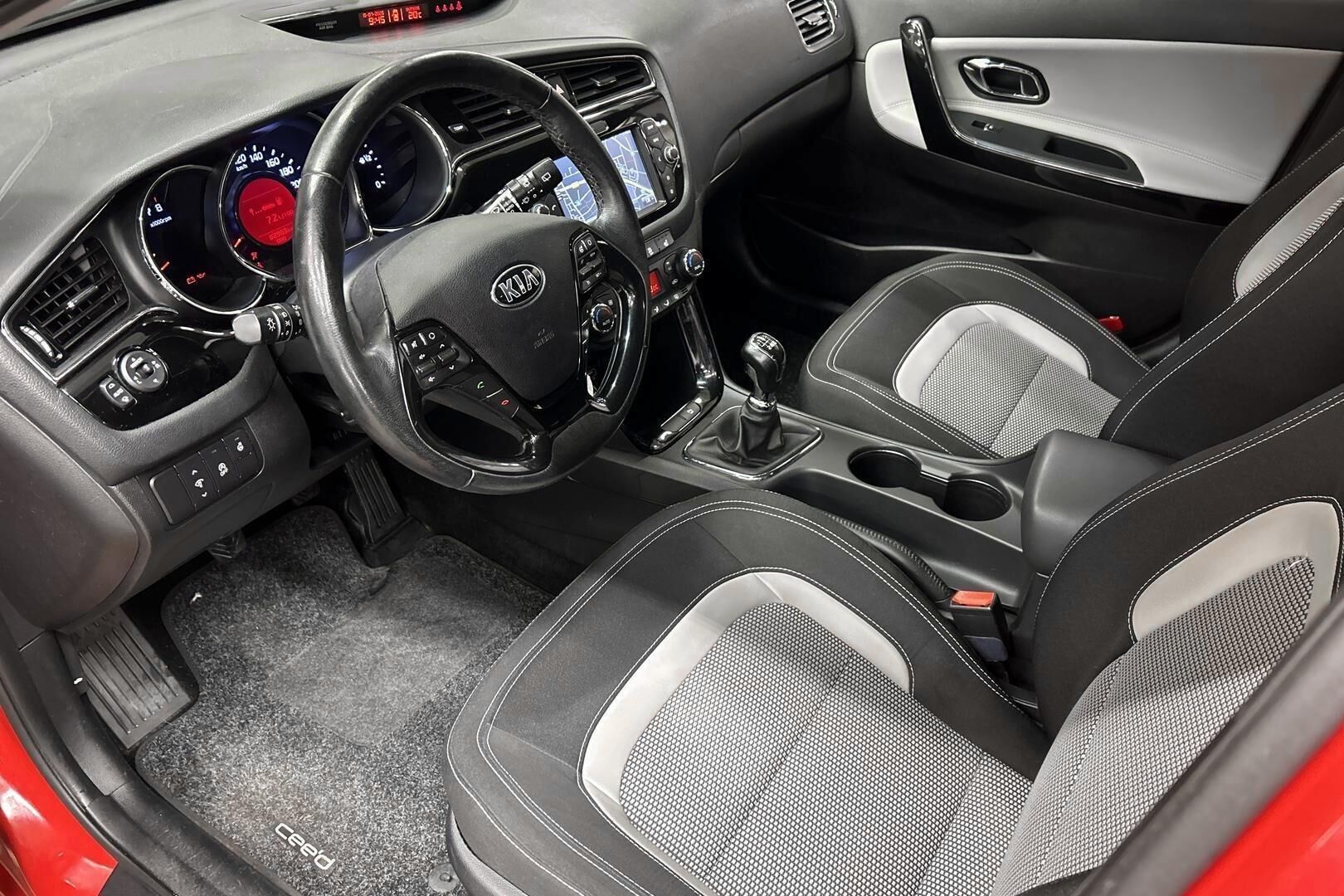 Kia cee'd iso kuva 9