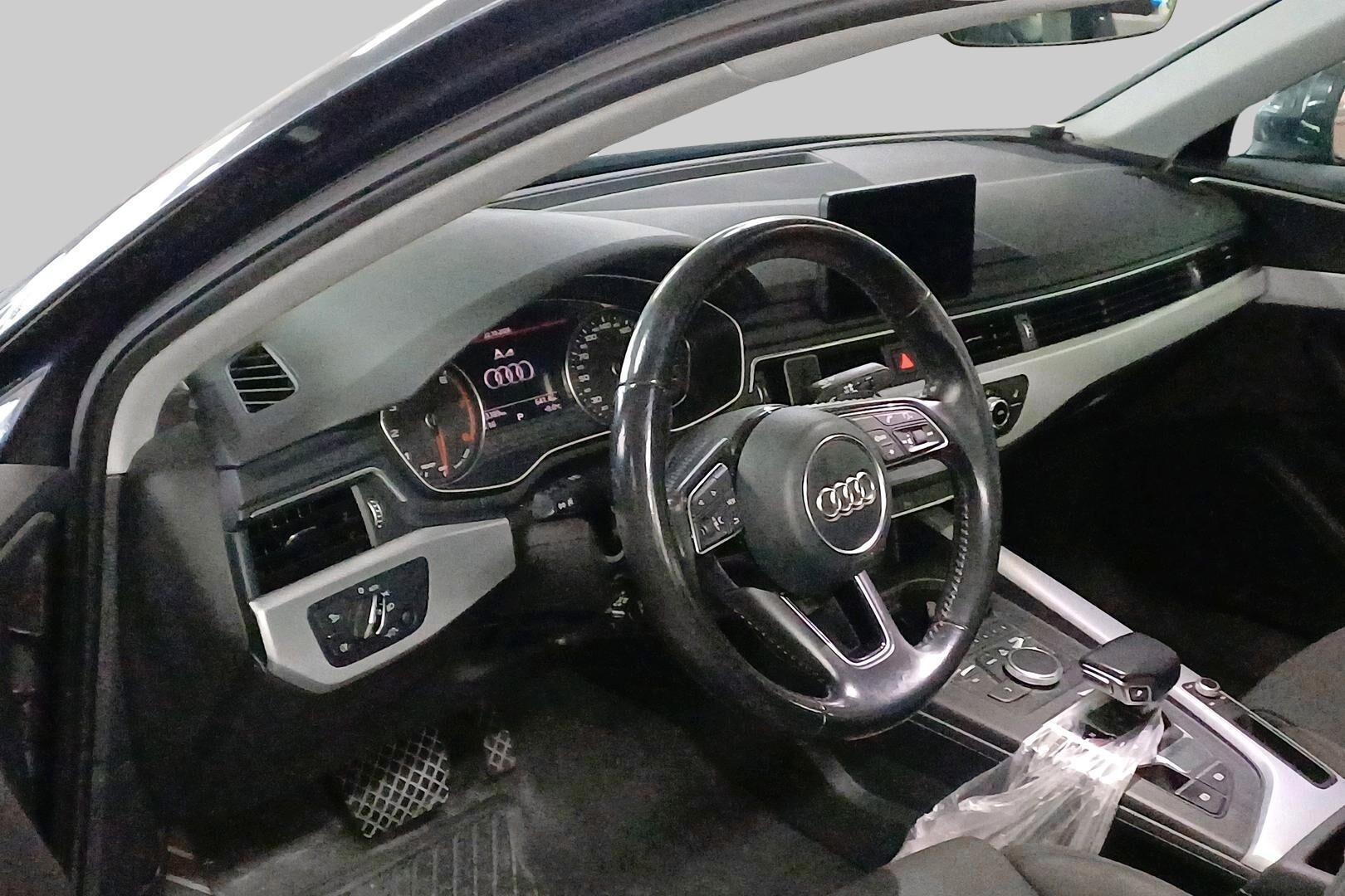 Audi A4 iso kuva 2