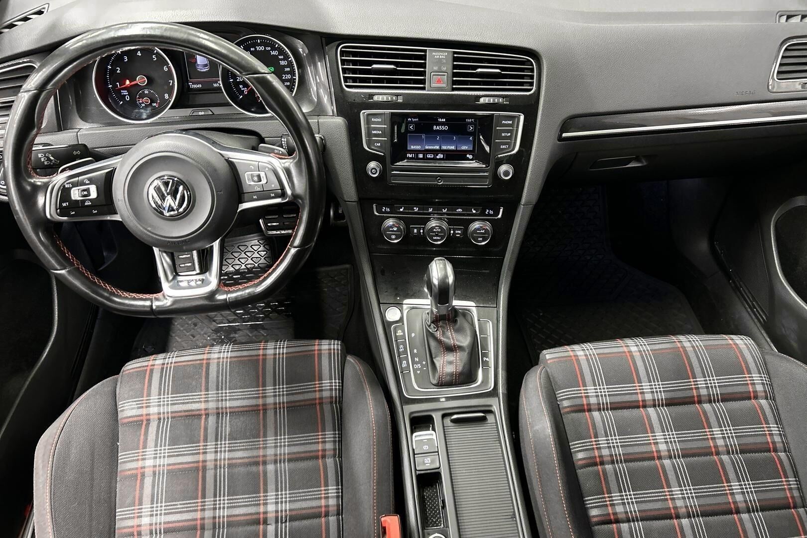 Volkswagen Golf iso kuva 11