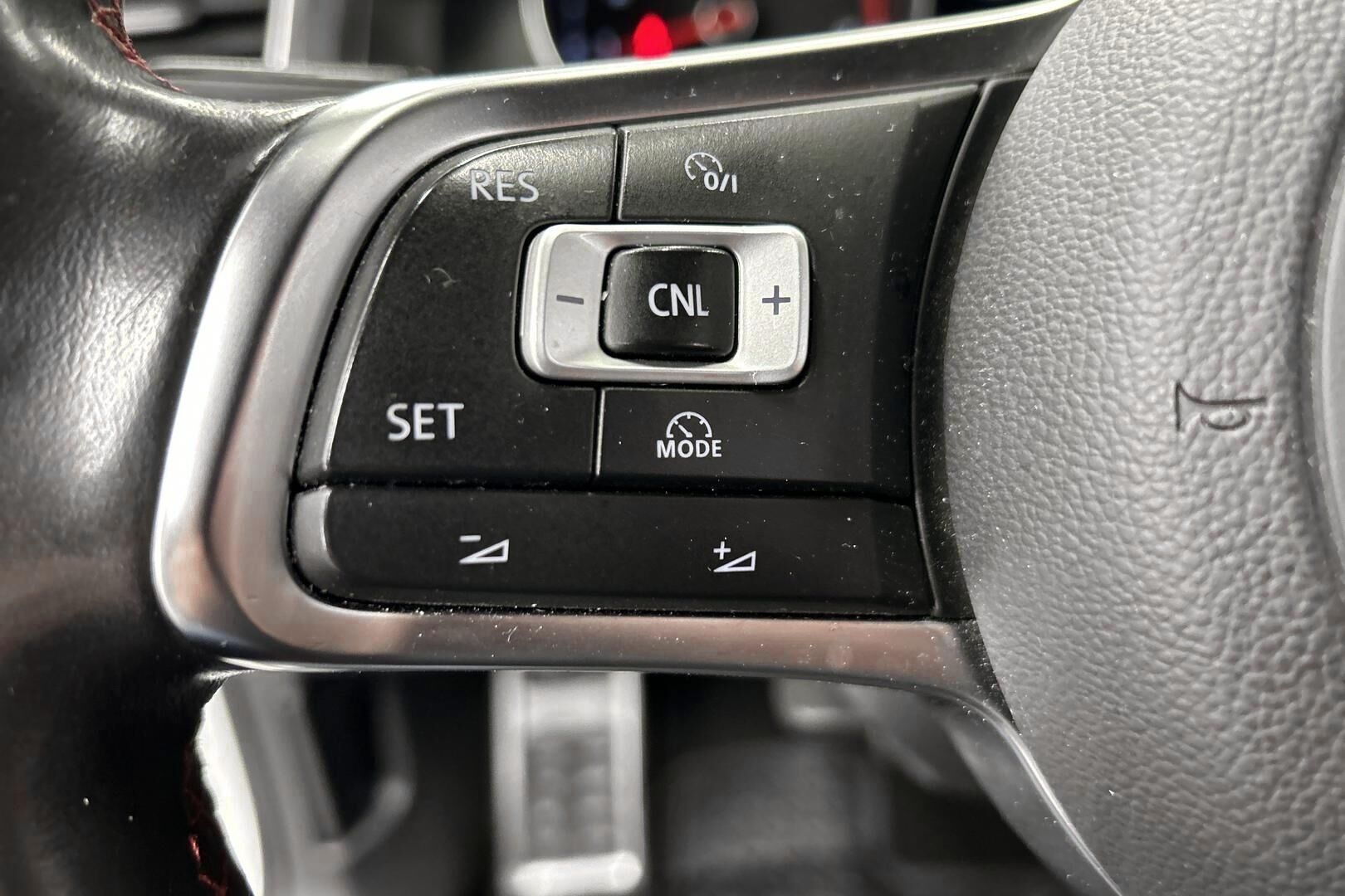 Volkswagen Golf iso kuva 15