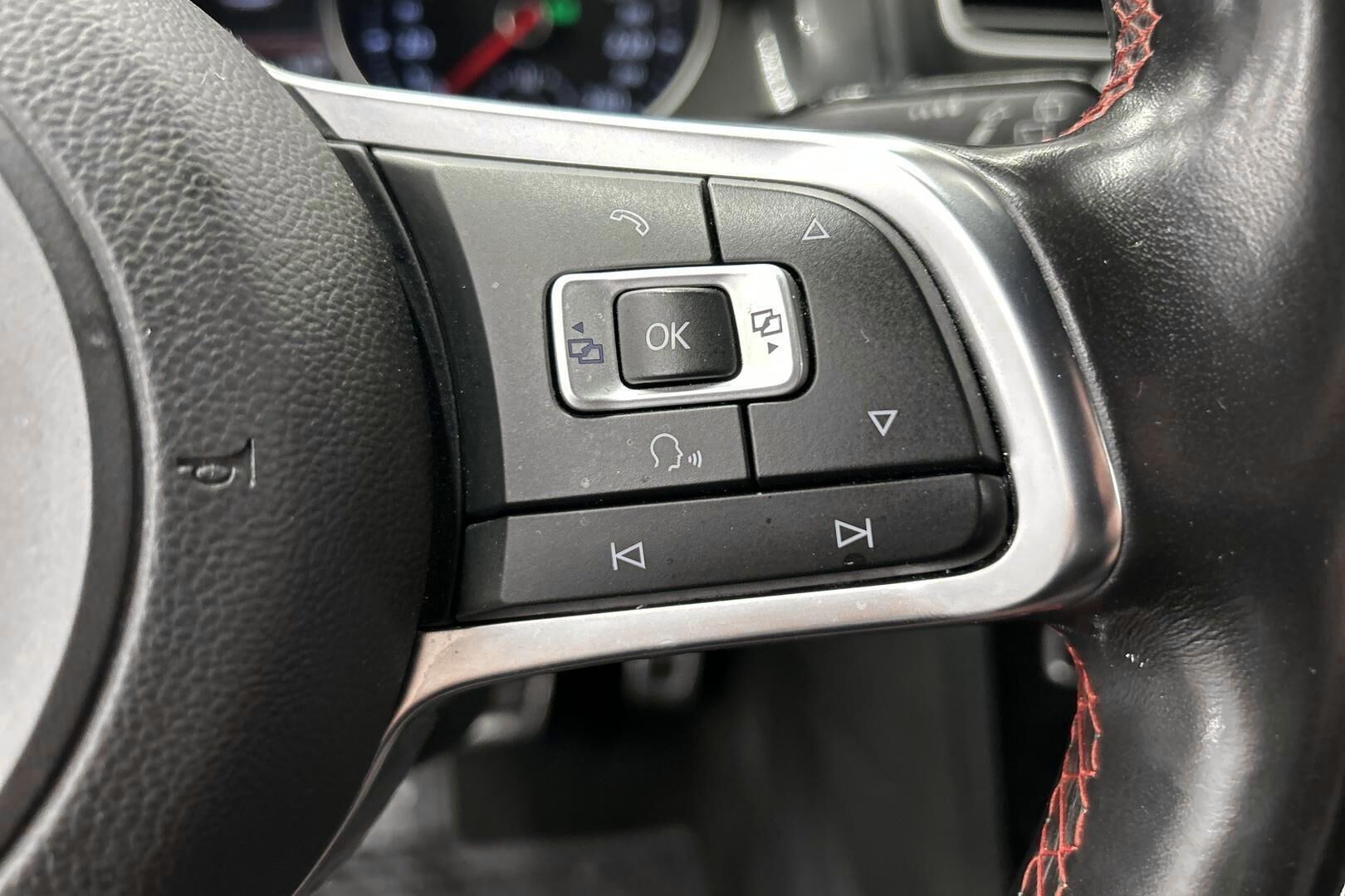 Volkswagen Golf iso kuva 16