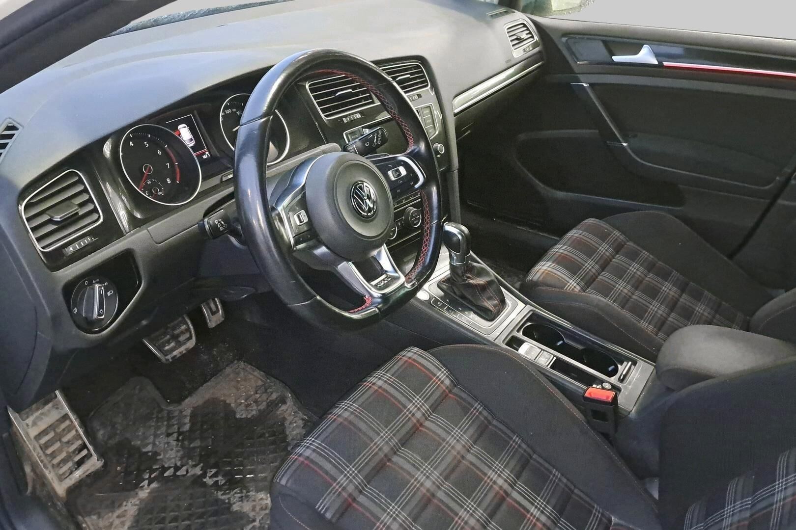 Volkswagen Golf iso kuva 2