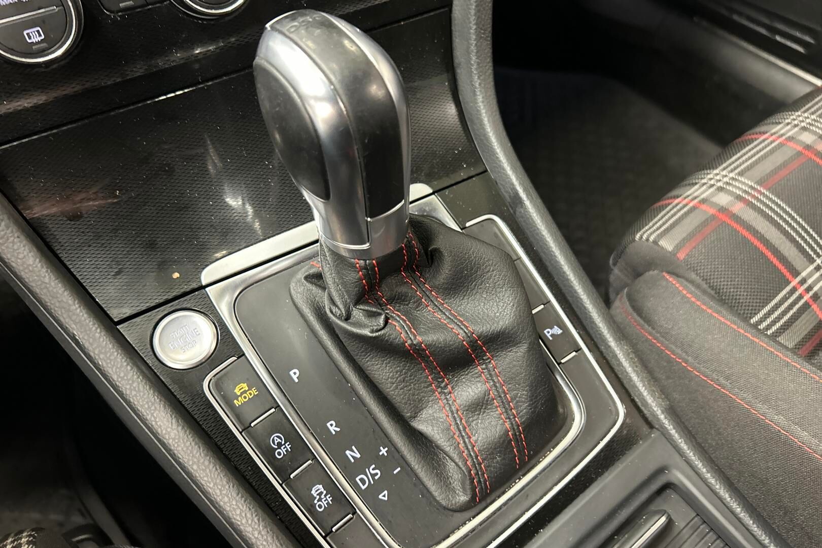 Volkswagen Golf iso kuva 21