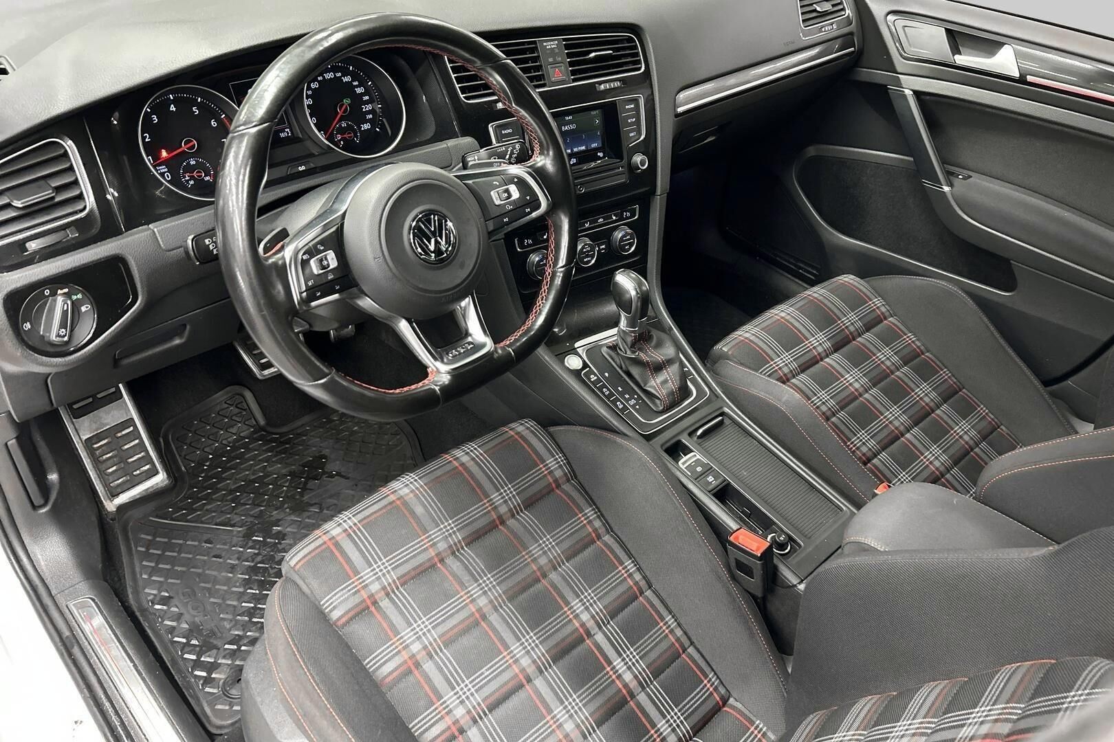 Volkswagen Golf iso kuva 9