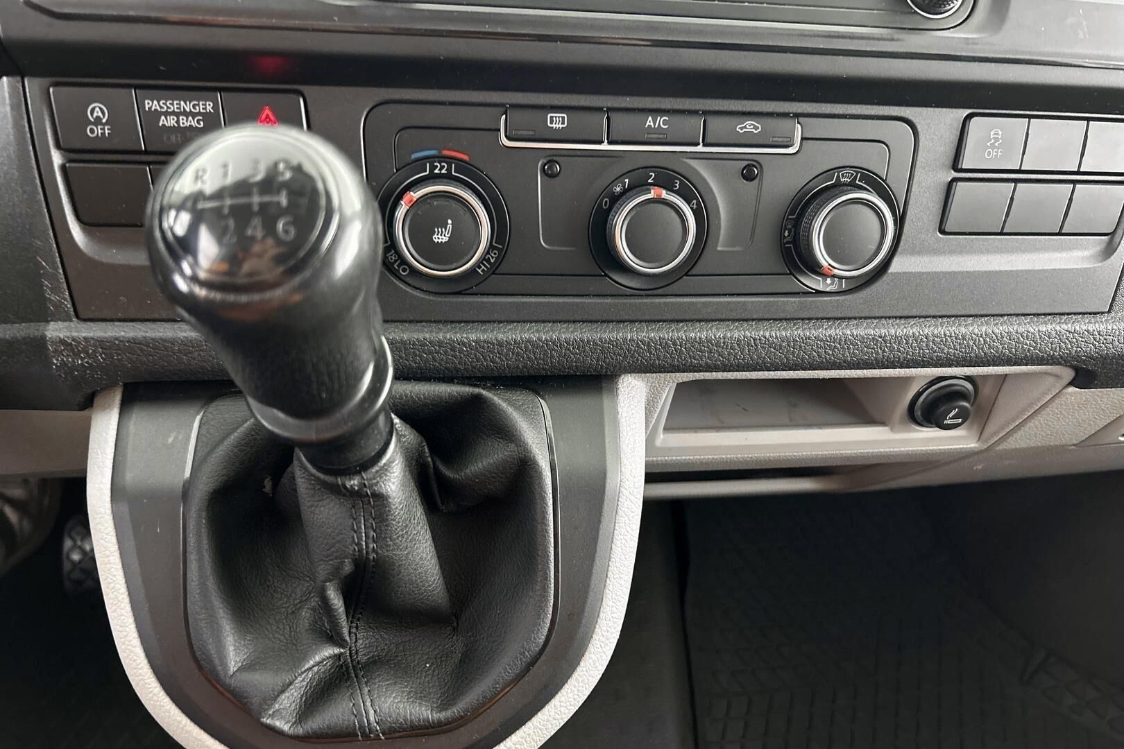 Volkswagen Transporter iso kuva 16