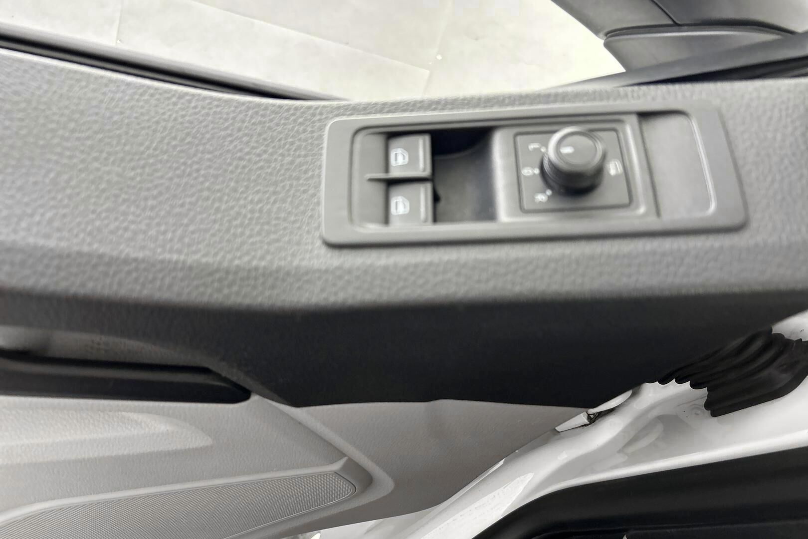 Volkswagen Transporter iso kuva 18