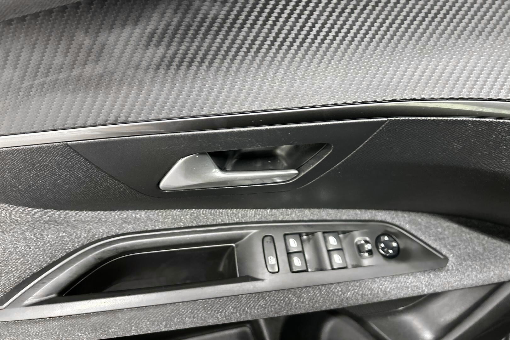 Peugeot 3008 iso kuva 23