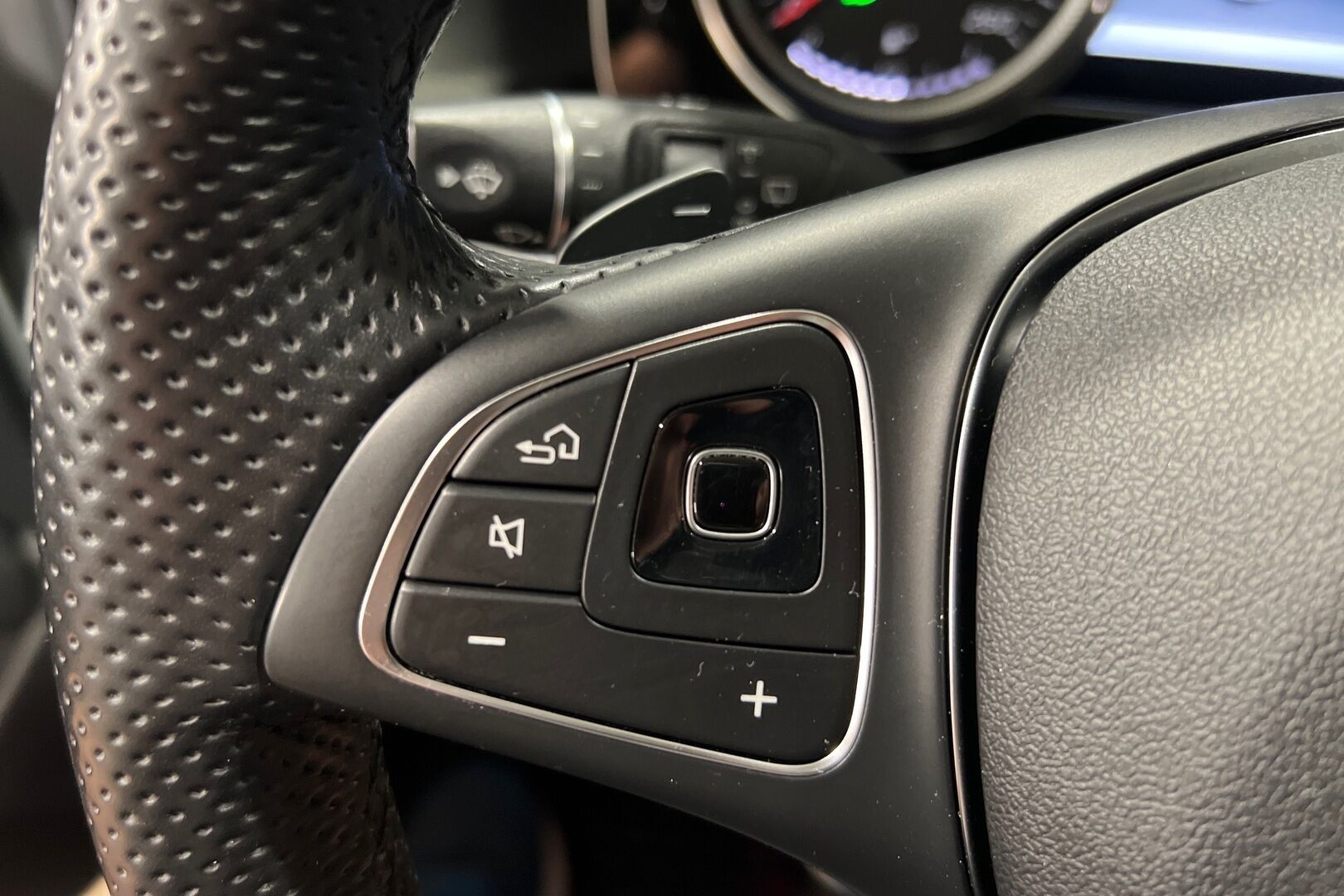 Mercedes-Benz E iso kuva 16