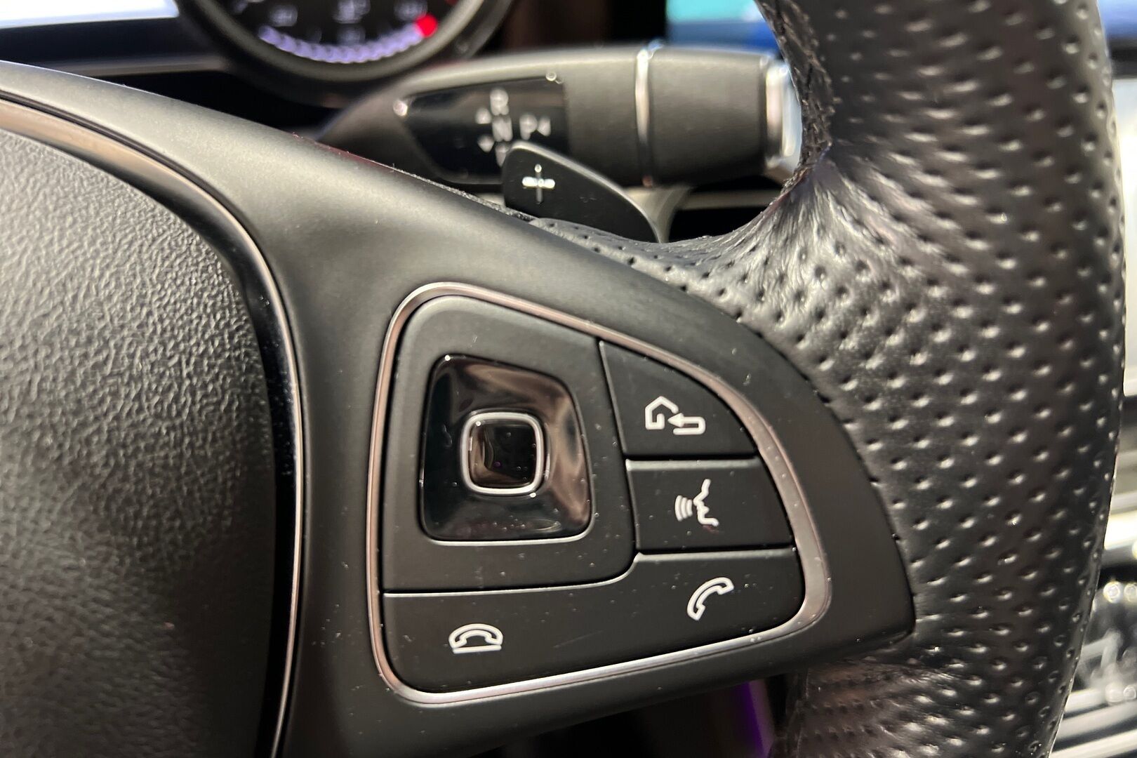 Mercedes-Benz E iso kuva 17