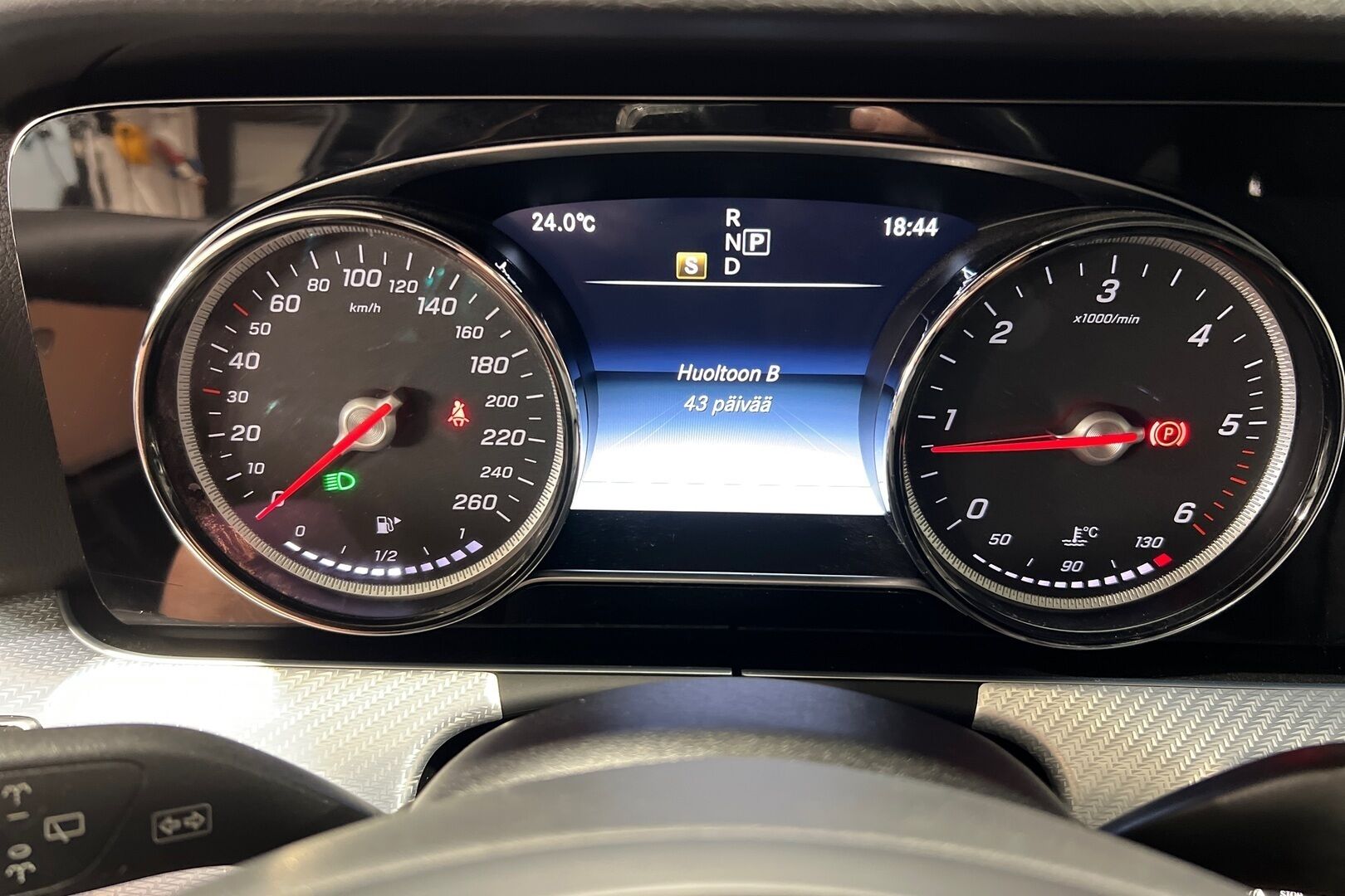 Mercedes-Benz E iso kuva 18