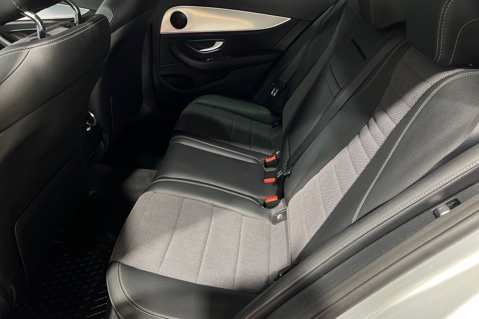 Mercedes-Benz E iso kuva 12