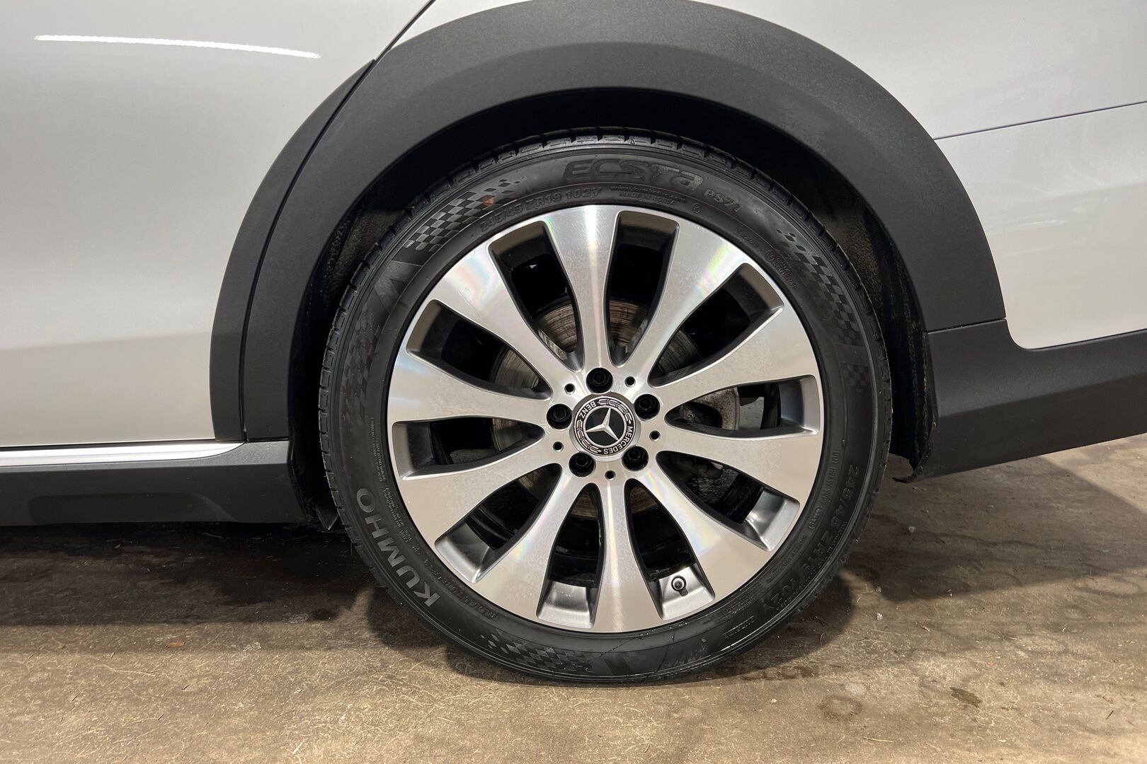 Mercedes-Benz E iso kuva 13