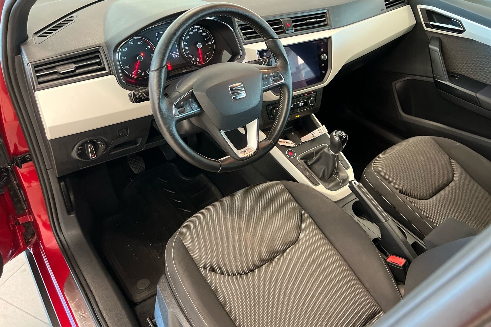 Seat Arona iso kuva 6