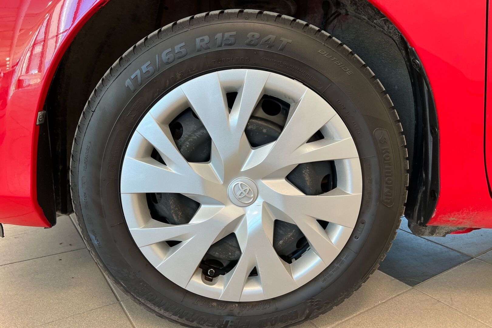 Toyota Yaris iso kuva 16