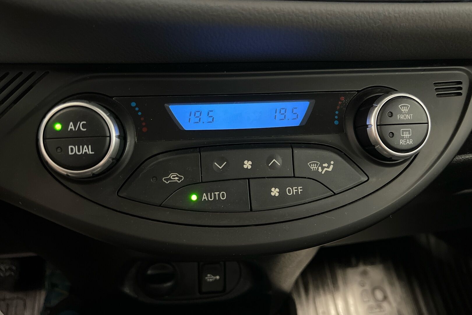 Toyota Yaris iso kuva 17