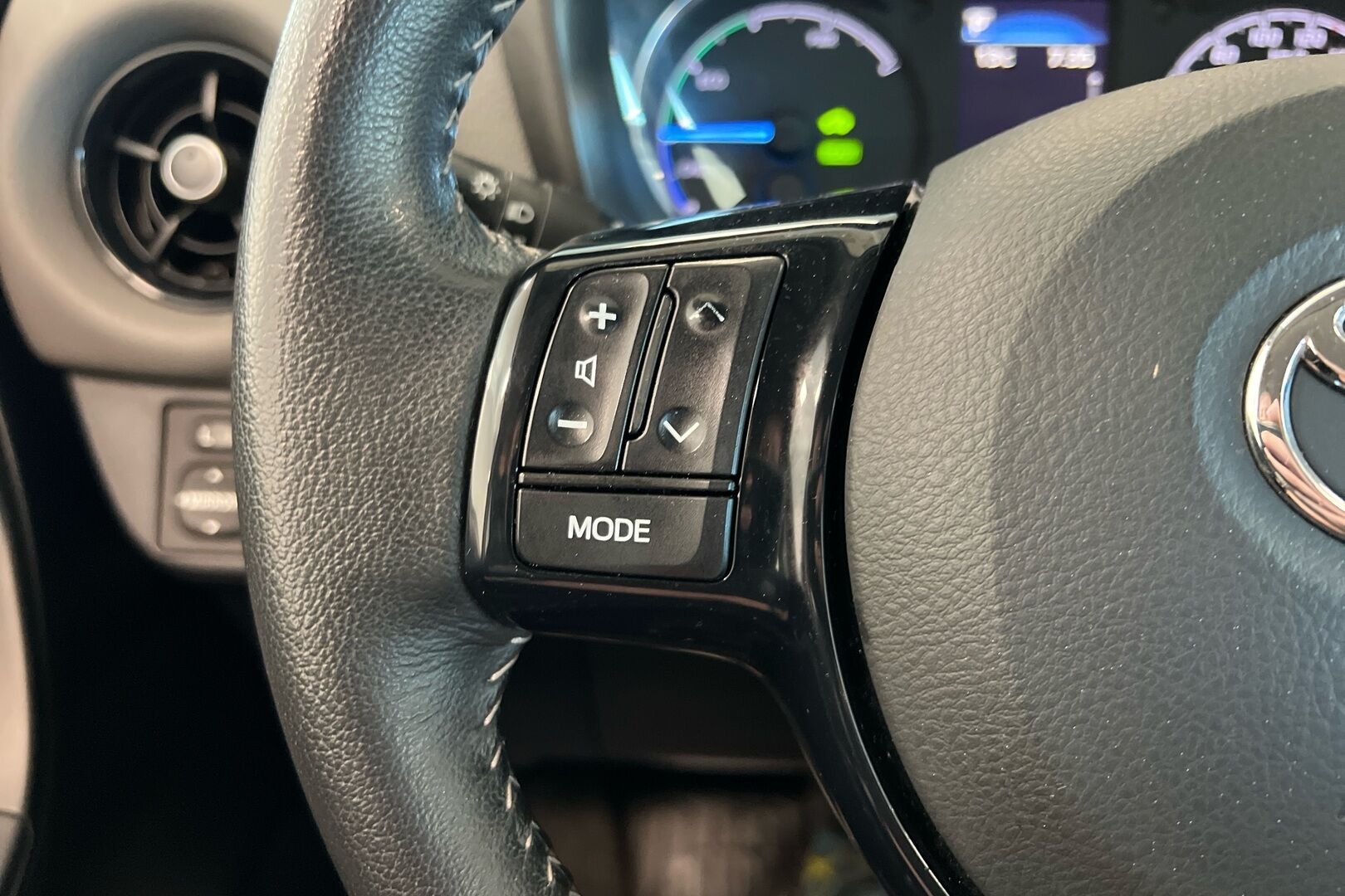Toyota Yaris iso kuva 9