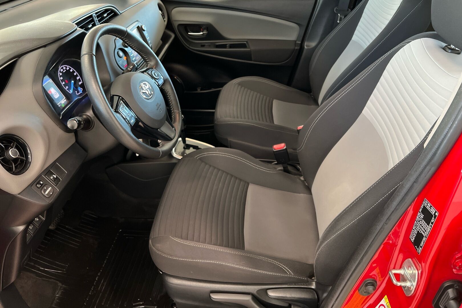 Toyota Yaris iso kuva 4