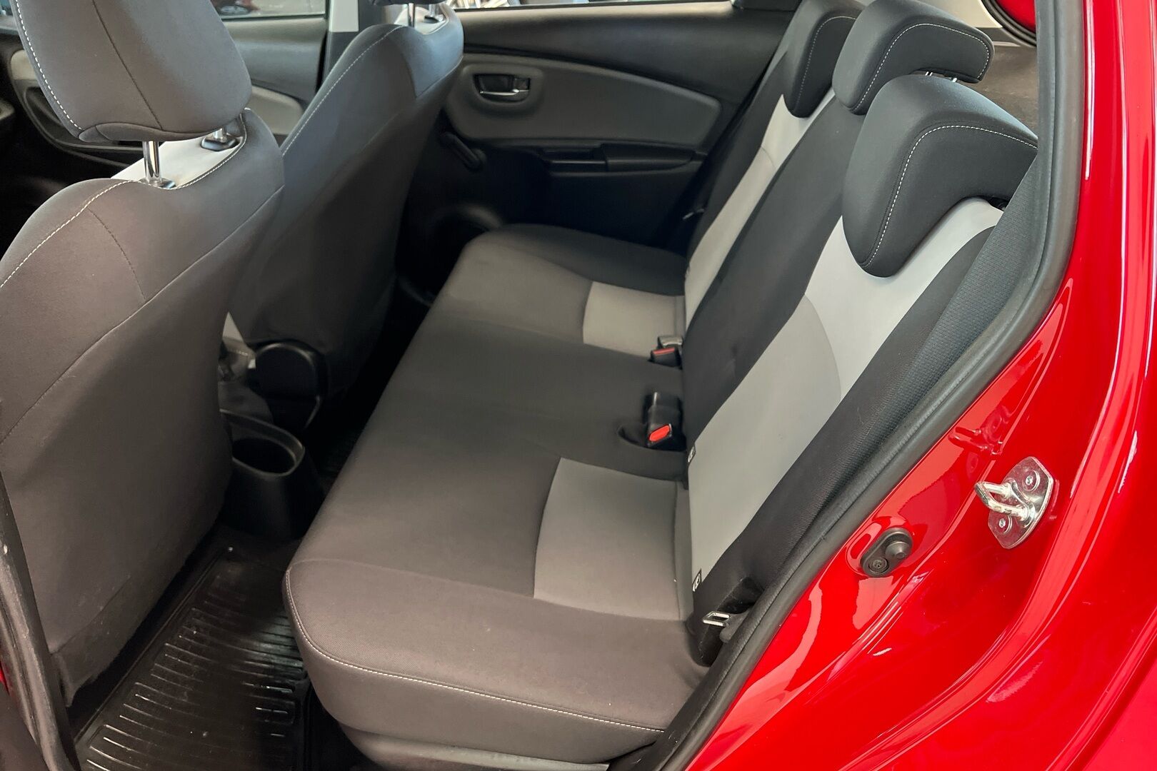 Toyota Yaris iso kuva 5