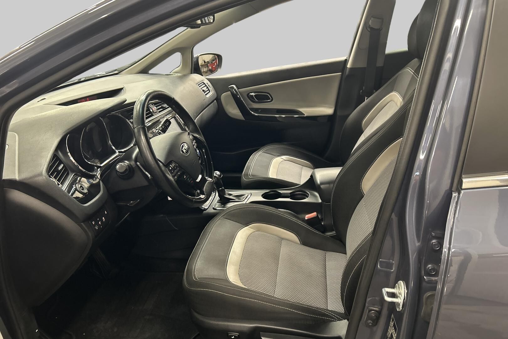 Kia cee'd iso kuva 8