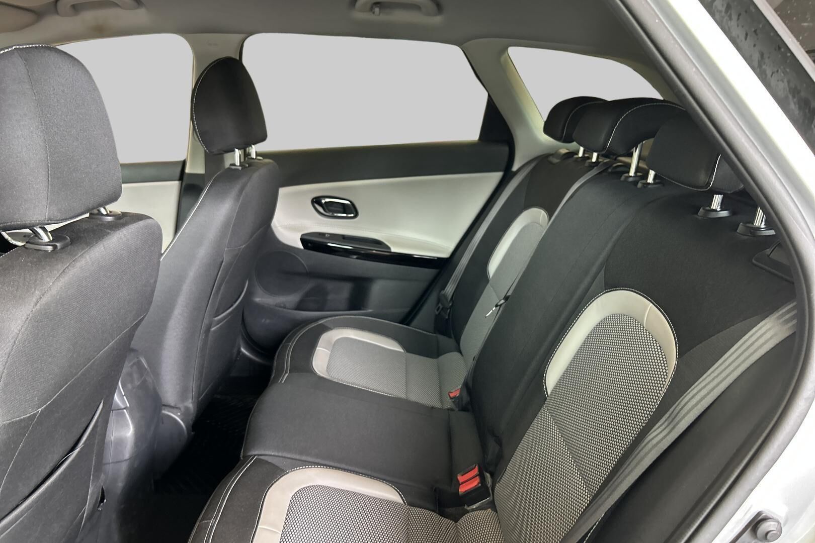 Kia cee'd iso kuva 10
