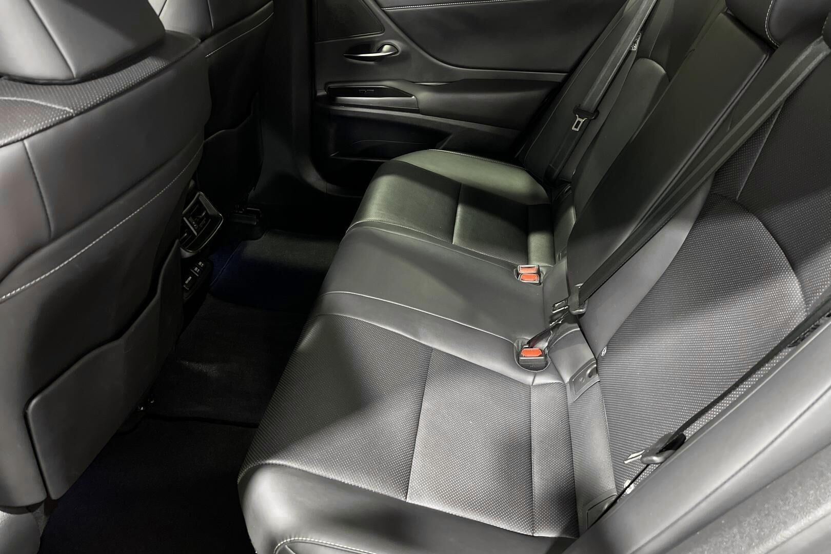 Lexus ES iso kuva 9