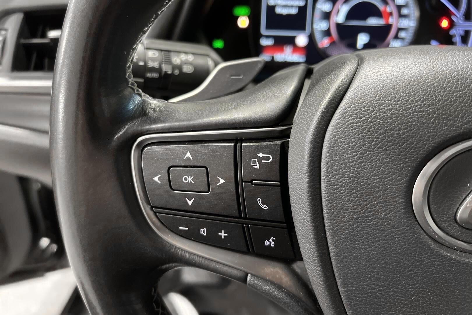 Lexus ES iso kuva 14