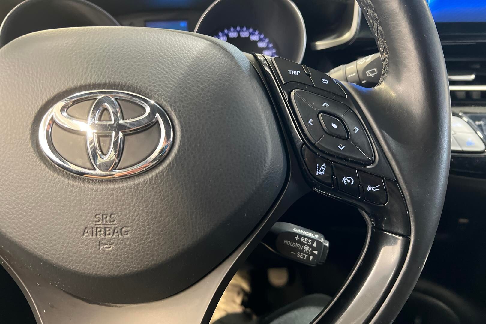 Toyota C-HR iso kuva 20