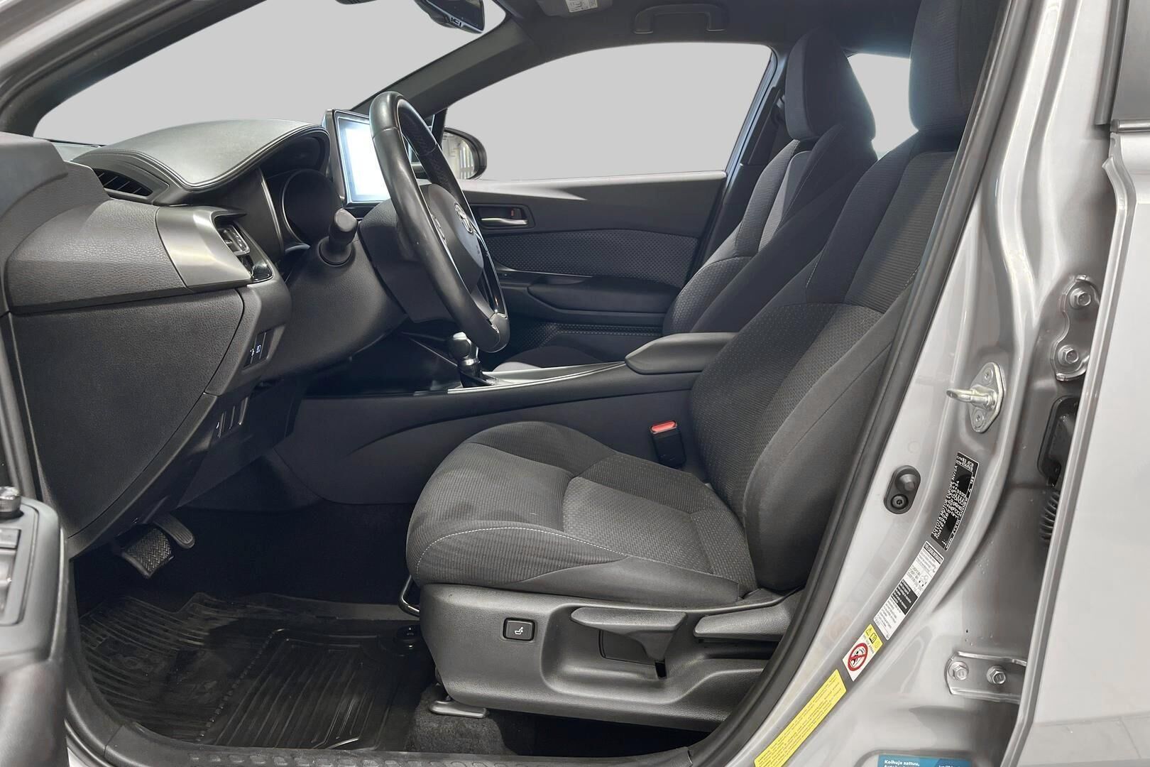 Toyota C-HR iso kuva 9