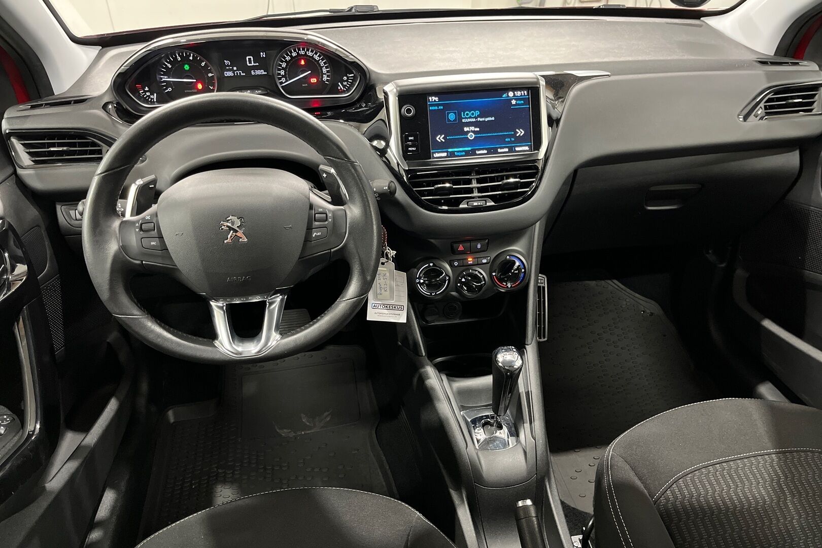 Peugeot 208 iso kuva 11