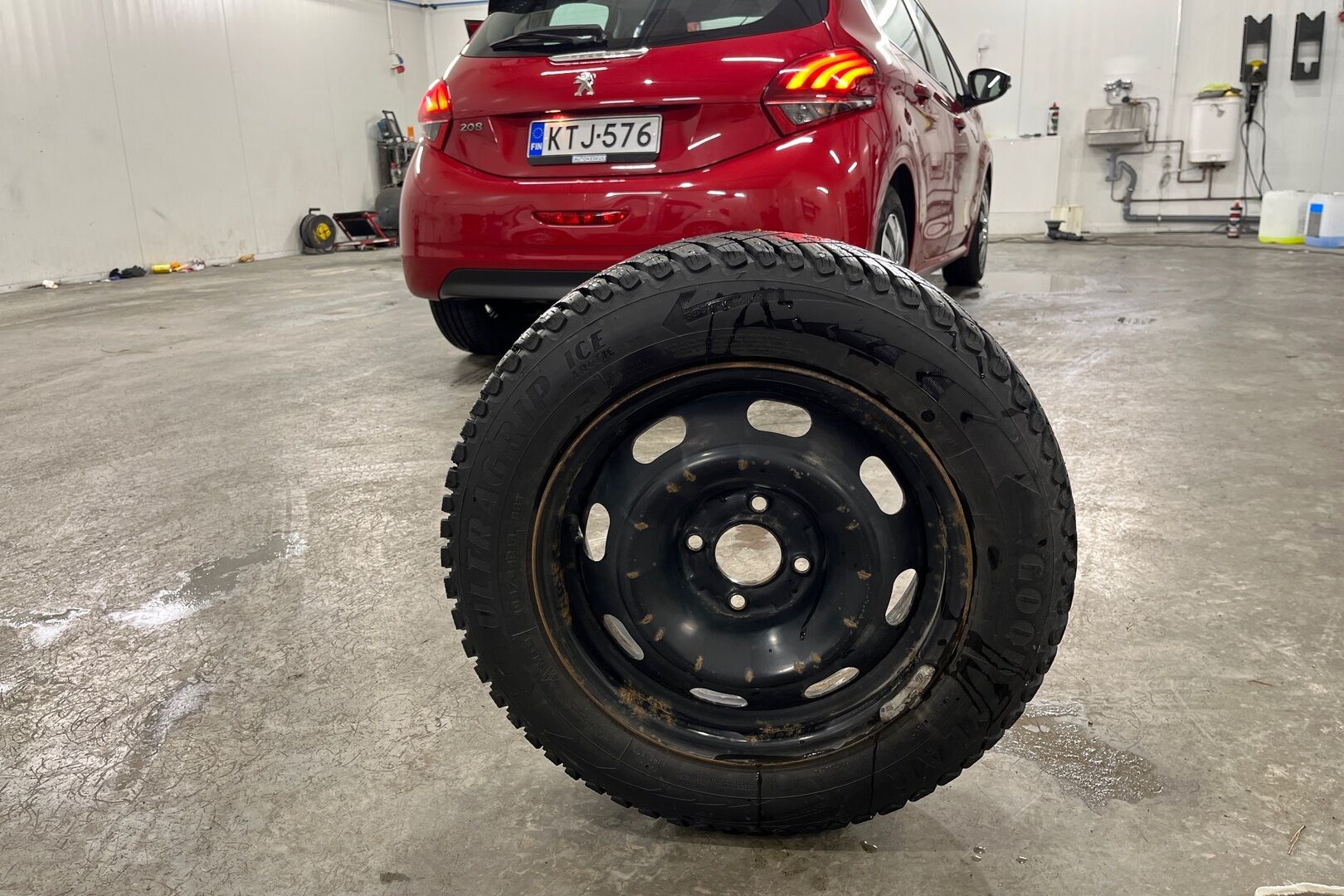 Peugeot 208 iso kuva 12