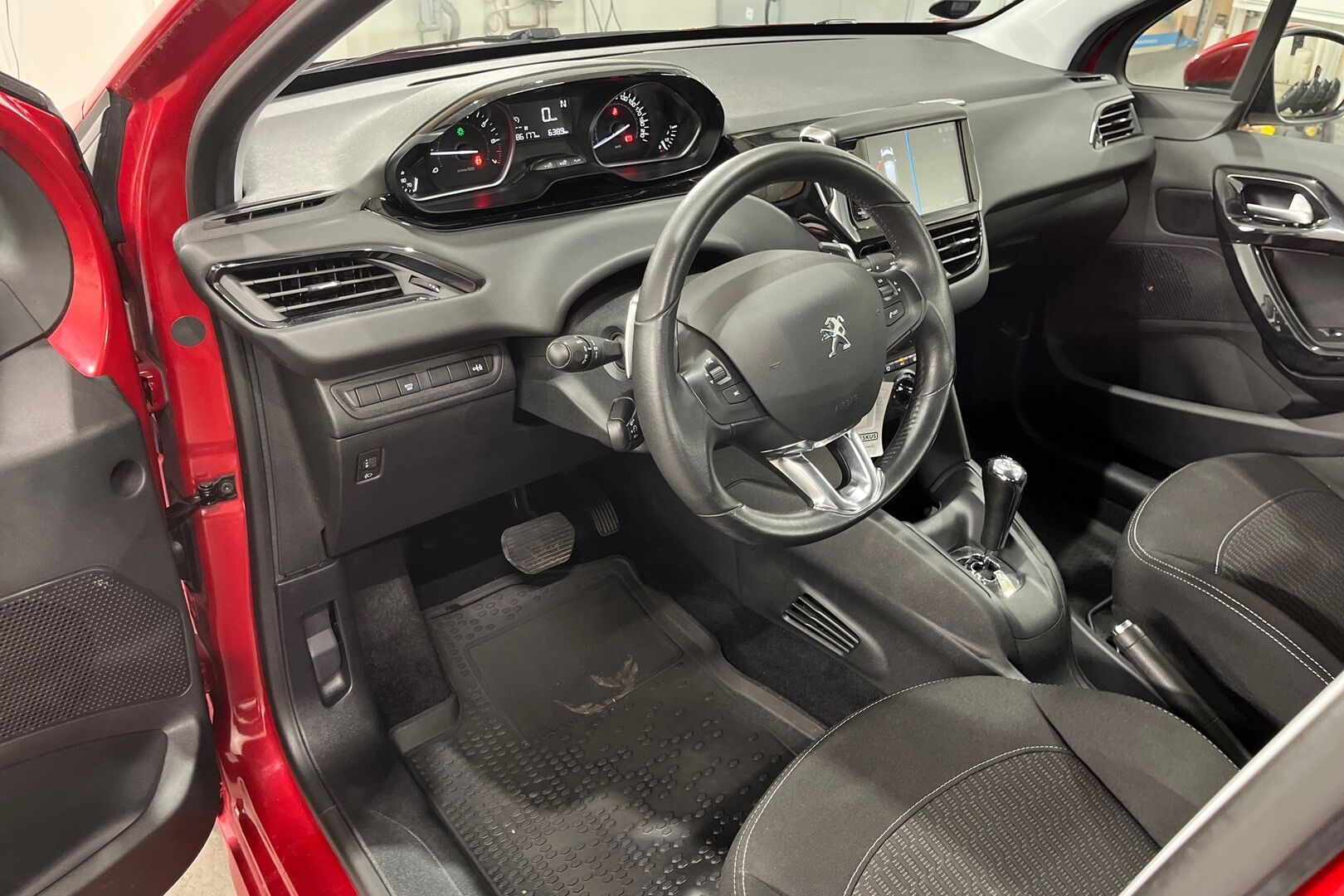 Peugeot 208 iso kuva 6