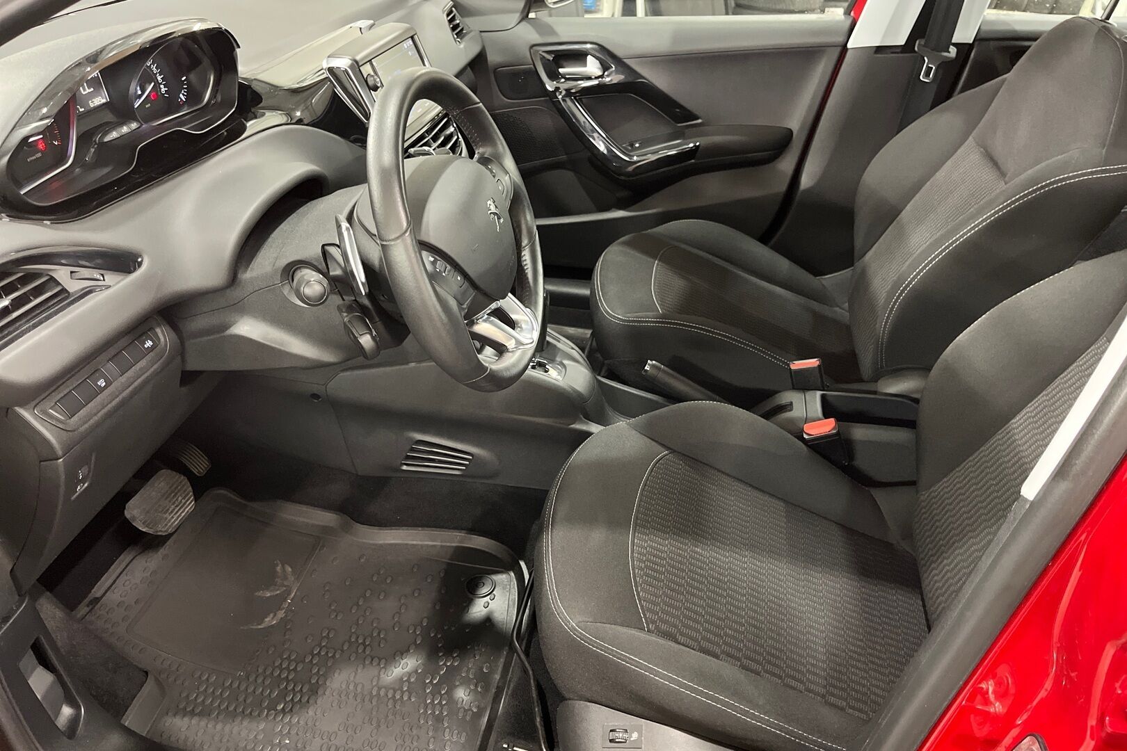 Peugeot 208 iso kuva 7