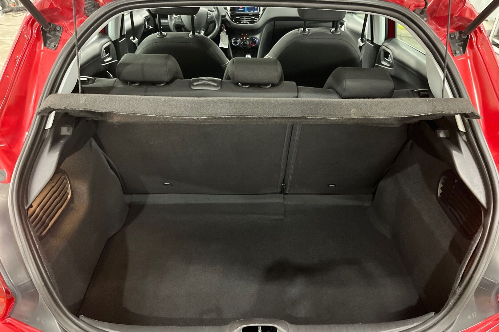 Peugeot 208 iso kuva 9