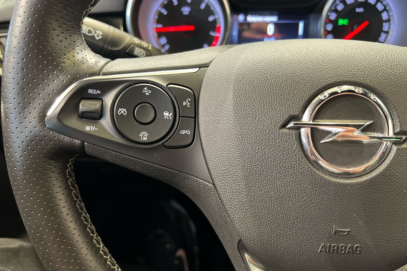 Opel Astra iso kuva 15