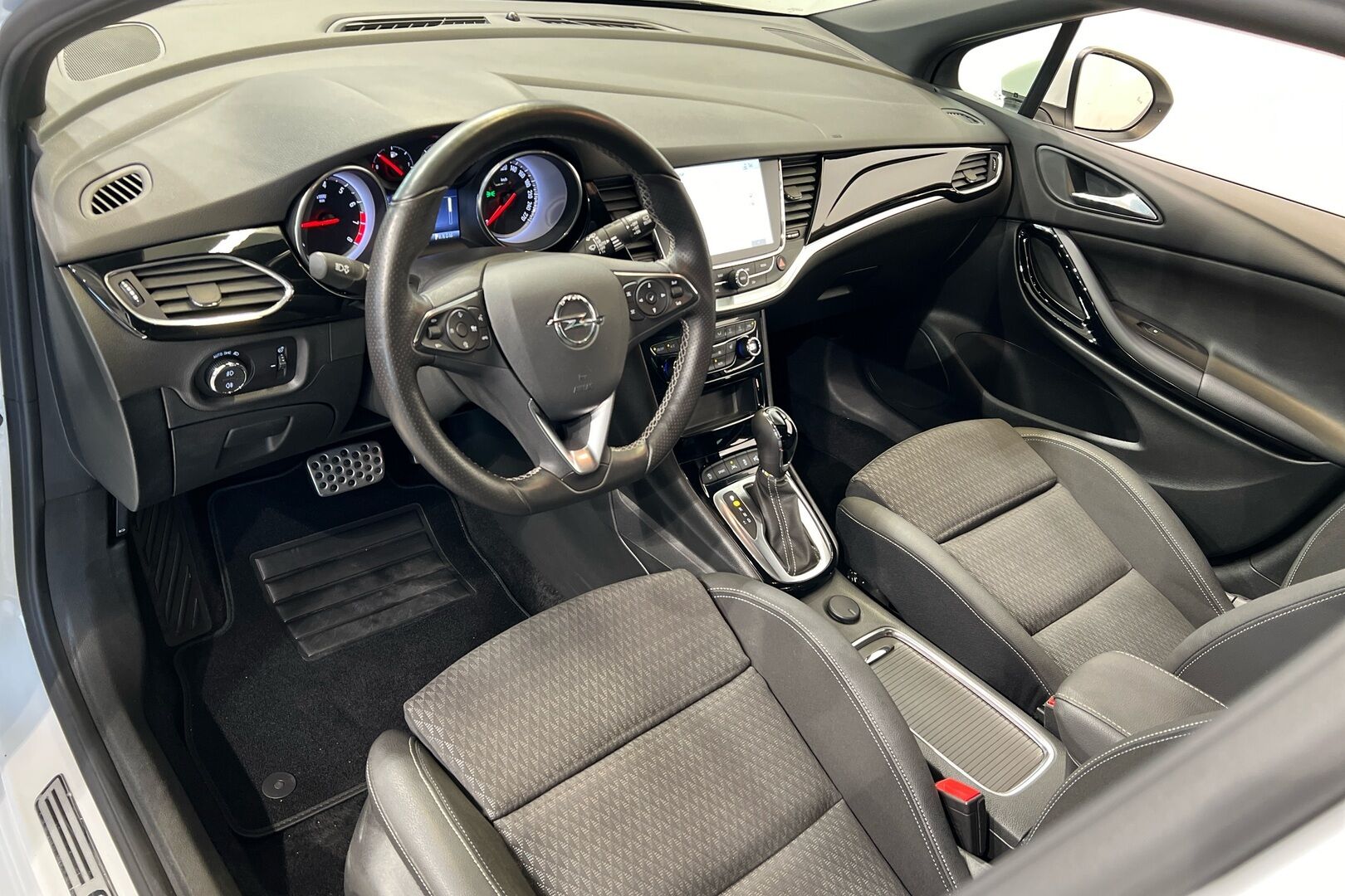 Opel Astra iso kuva 6