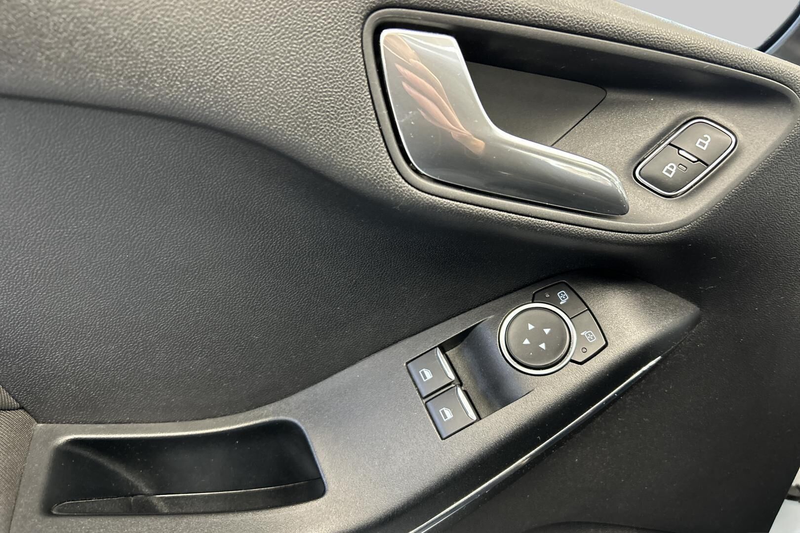 Ford Fiesta iso kuva 25