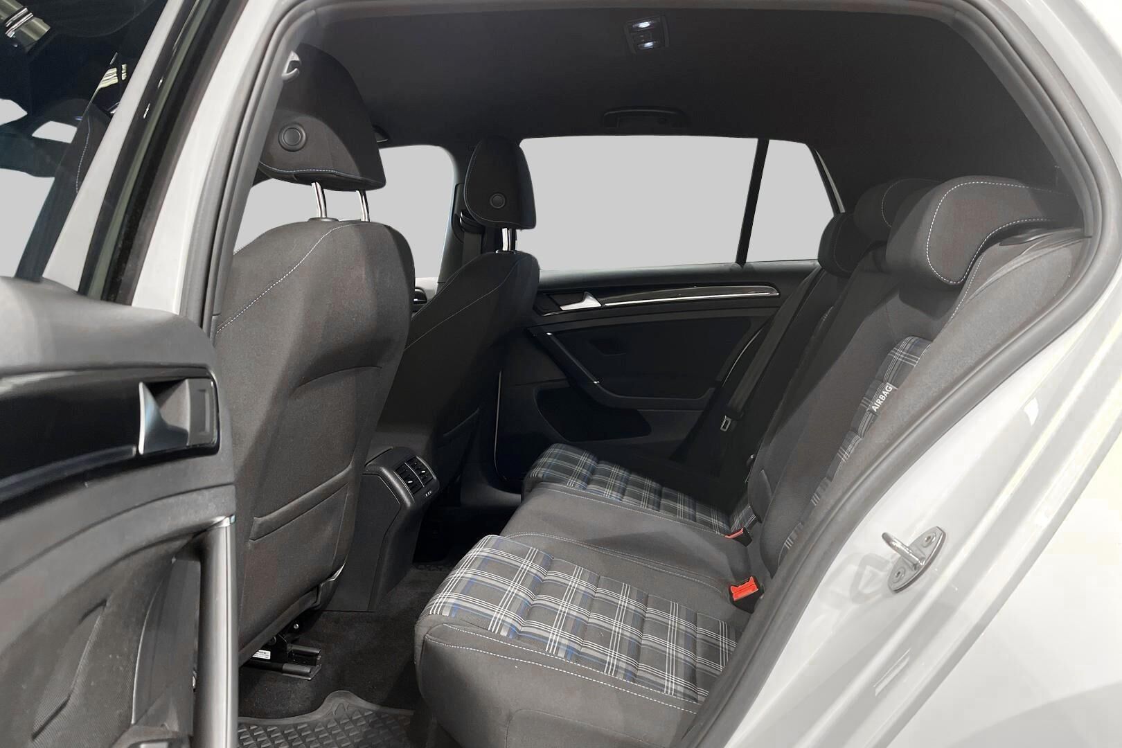 Volkswagen Golf iso kuva 22