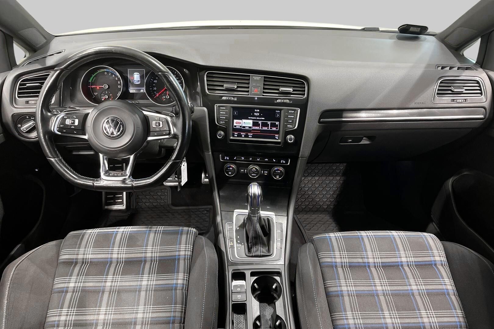 Volkswagen Golf iso kuva 8