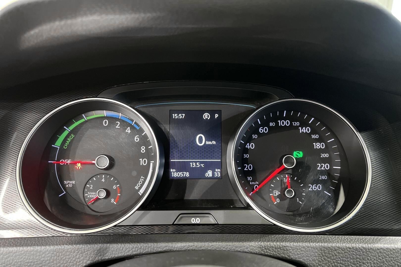 Volkswagen Golf iso kuva 11