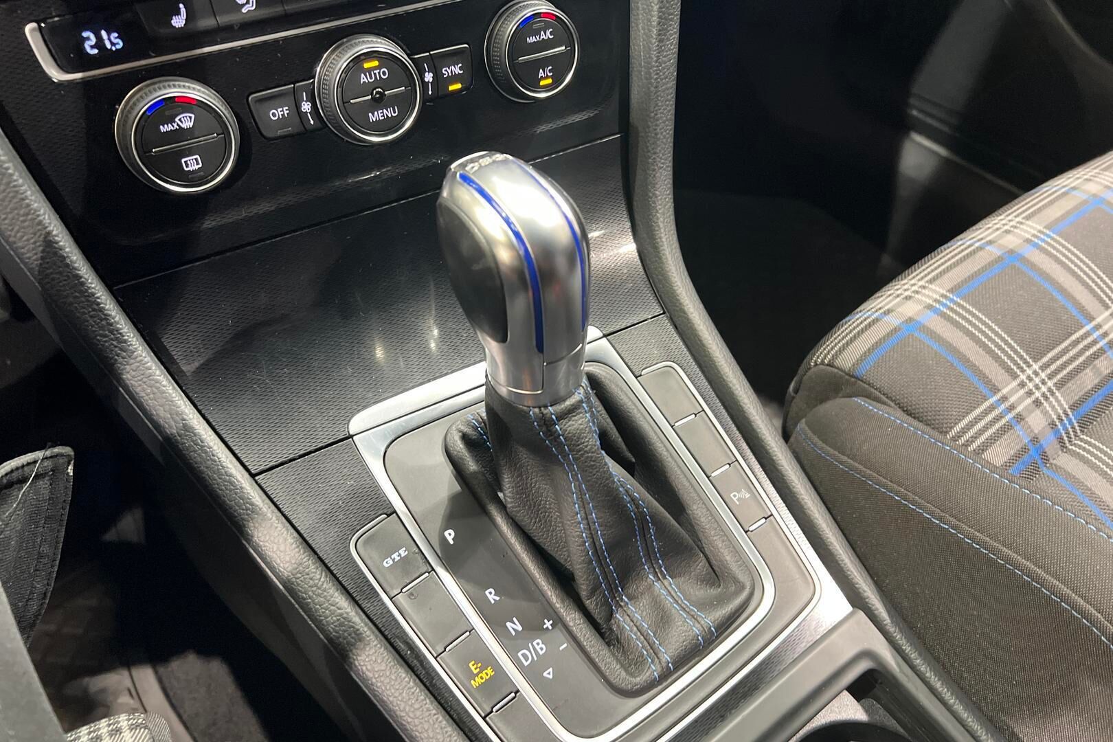 Volkswagen Golf iso kuva 14