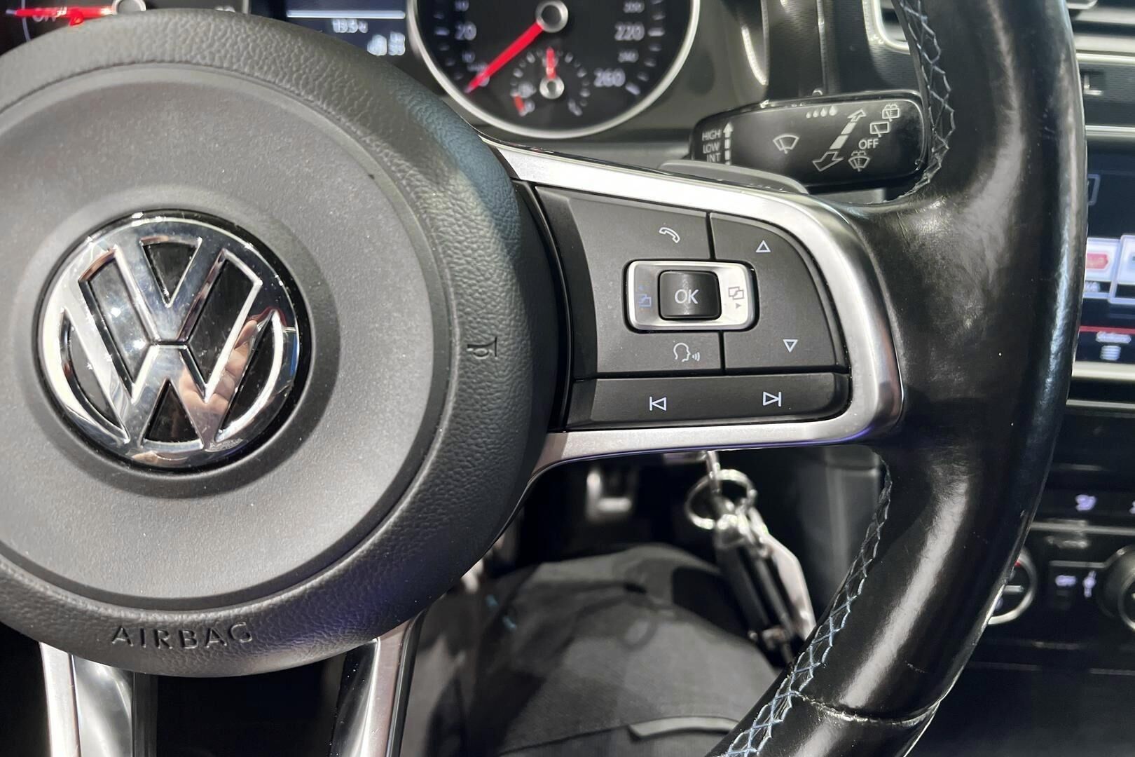 Volkswagen Golf iso kuva 16