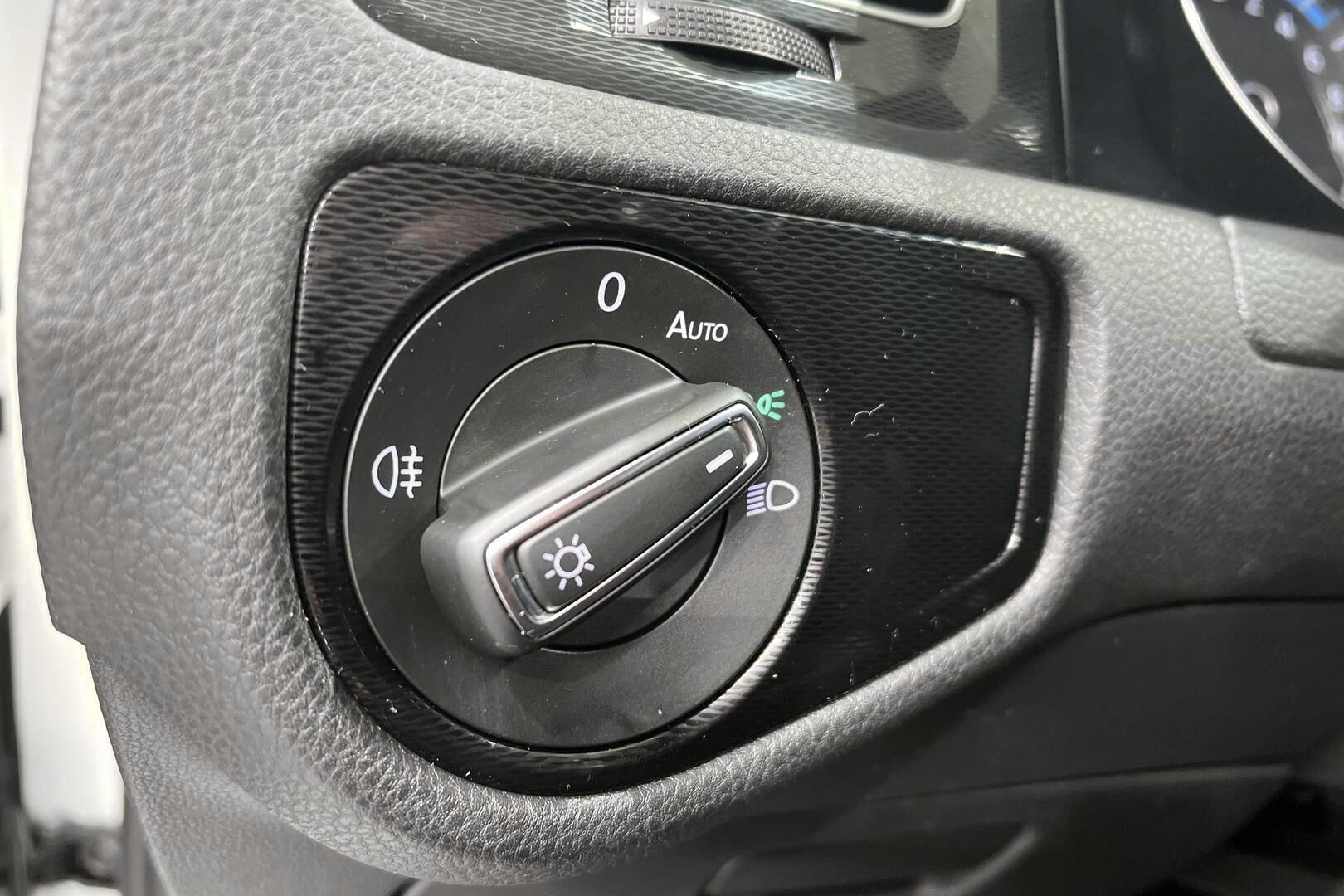 Volkswagen Golf iso kuva 17