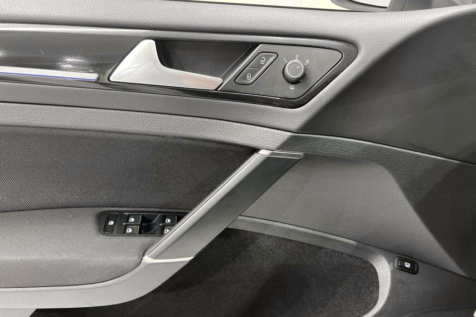 Volkswagen Golf iso kuva 18
