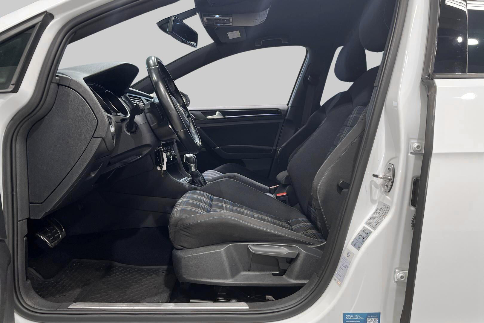 Volkswagen Golf iso kuva 7