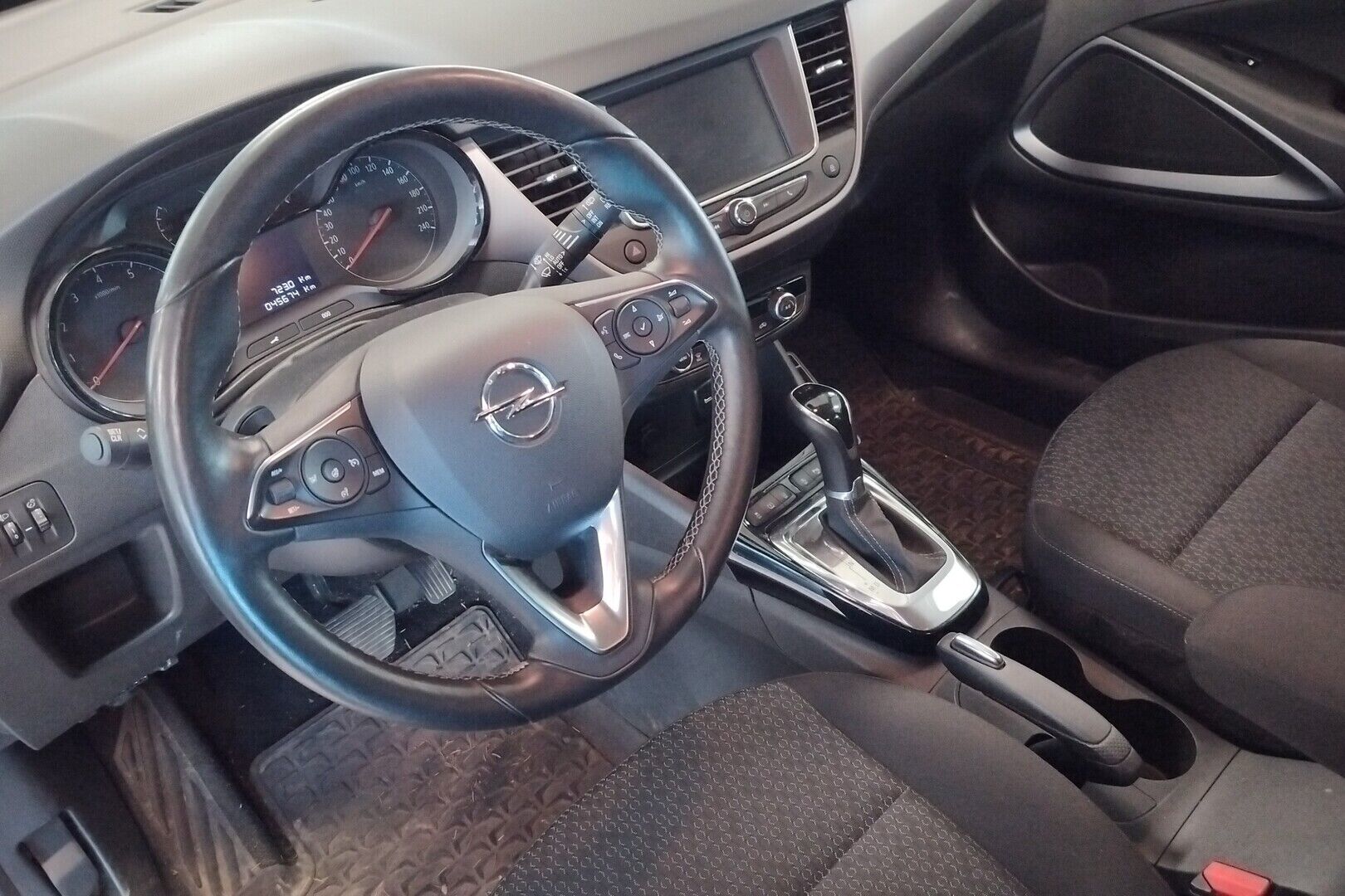 Opel Crossland X iso kuva 2